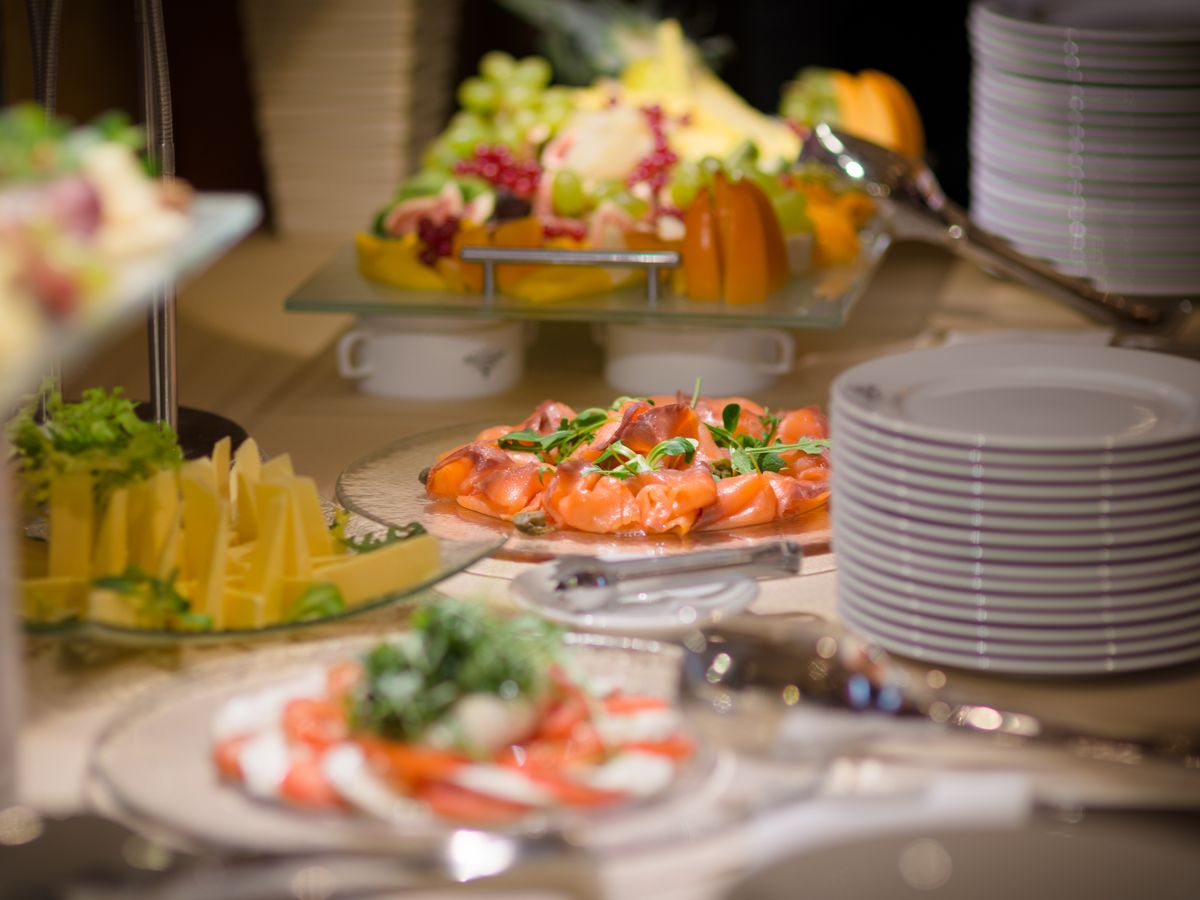 Kurumsal catering açık büfe: salatalar, mezeler ve servis tabakları